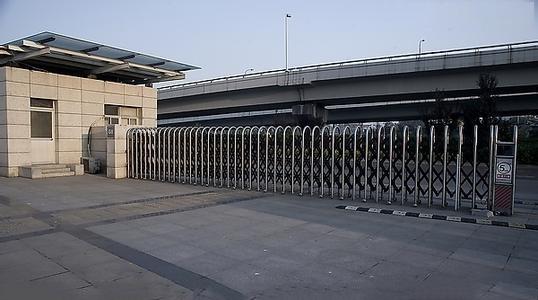 福建伸缩门厂家分享：电动伸缩门装置窍门避免跑偏