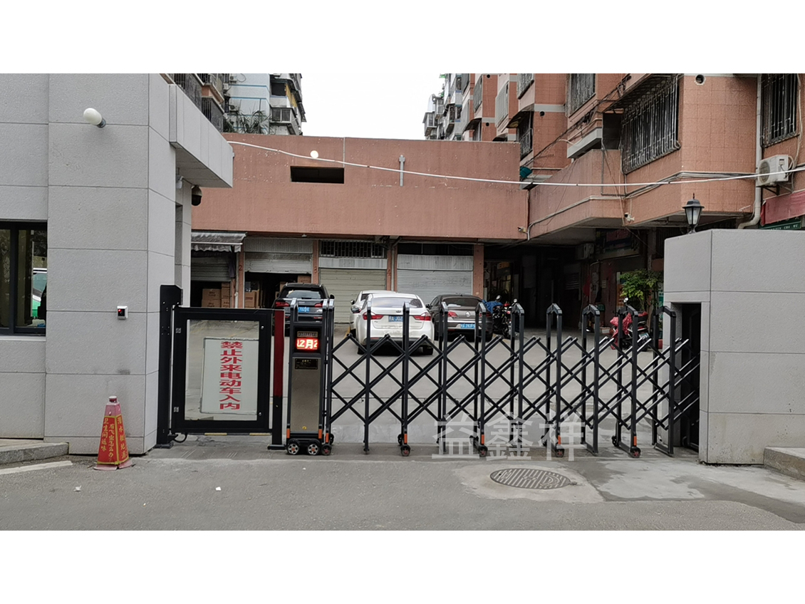 五里亭商住街铝合金伸缩门+广告小门