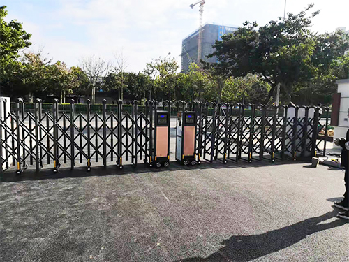 福建师范大学 4.6米铝合金伸缩门一对
