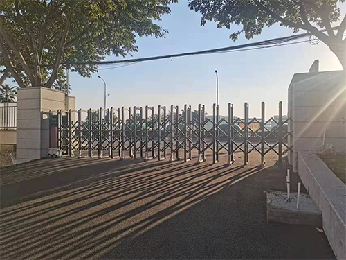 2条铝合金伸缩门  福州市台江区中盐福建盐业有限公司
