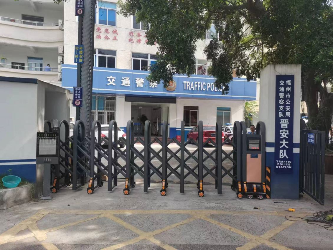 伸缩门走不直的原因